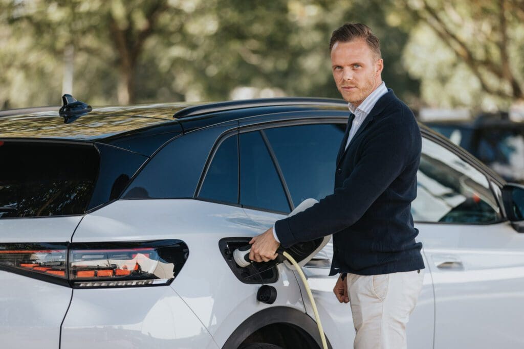 Joakim Hägg på Catena fastigheter som installerat laddstolpar till sina besökare
