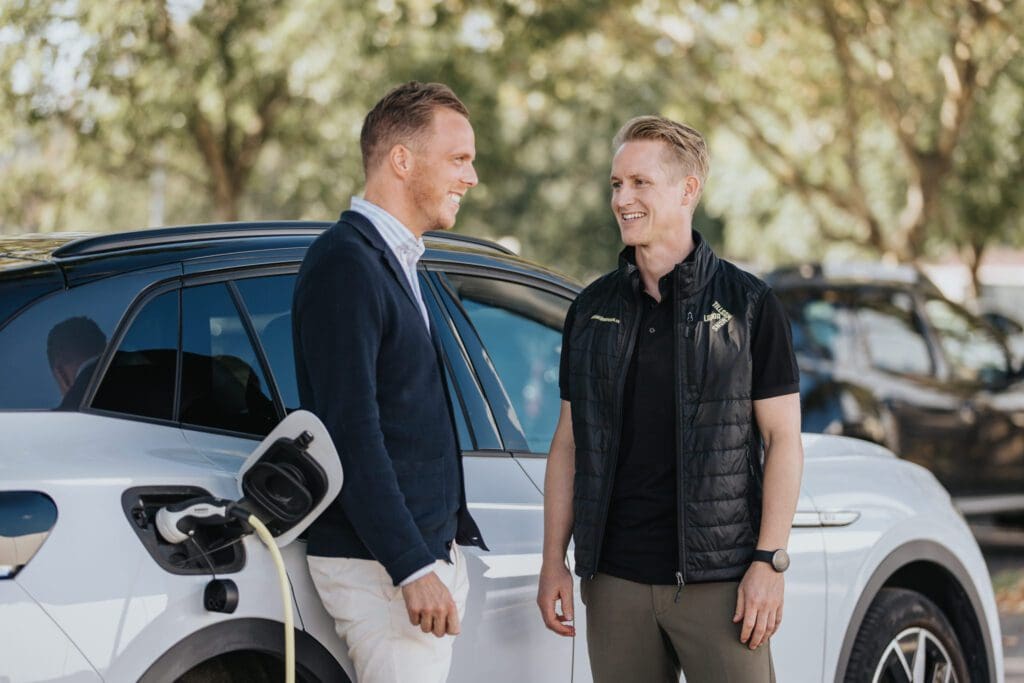 Joakim Hägg på Catena som installerat laddstolpar med hjälp av Niklas Hilding från LaddaTillsammans