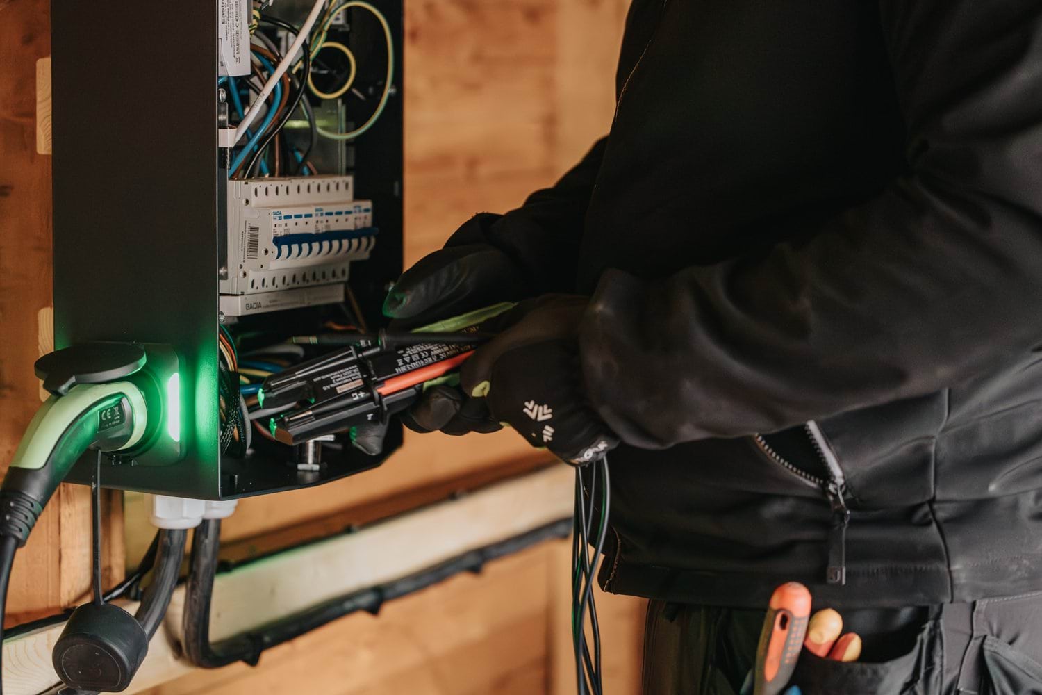 Installation av elbilsladdning i garagelänga