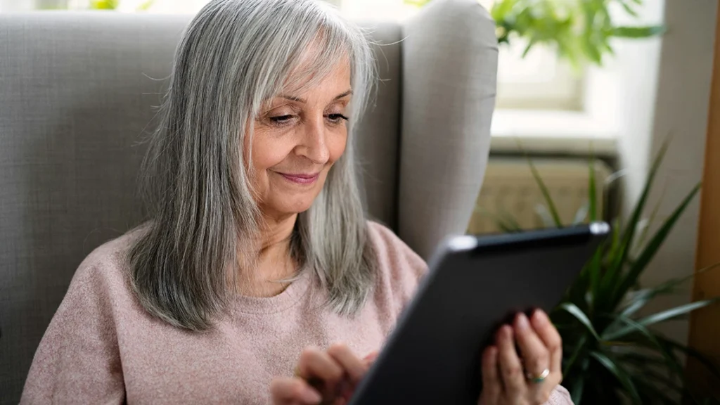 Kvinna läser guide för att installera laddbox