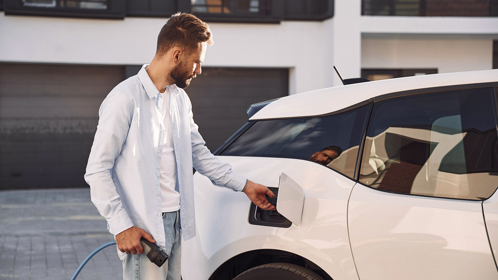 Man ska överföra el via v2g-laddning från elbil till elnät