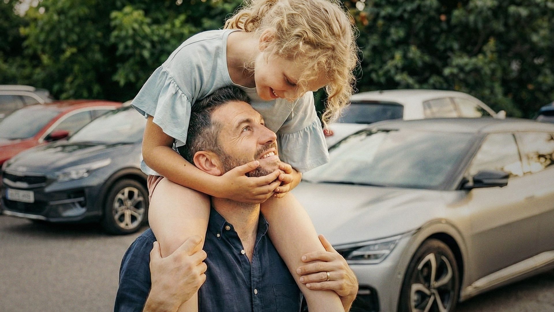 Pappa och dotter på parkering i en förening