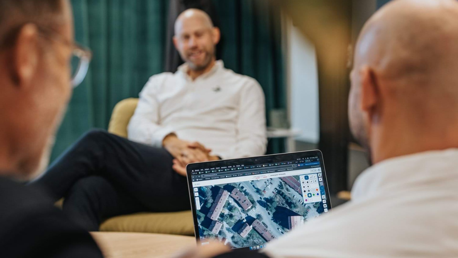 Linus Blixt och Petter Hägg diskuterar hållbara och framtidssäkra laddlösningar