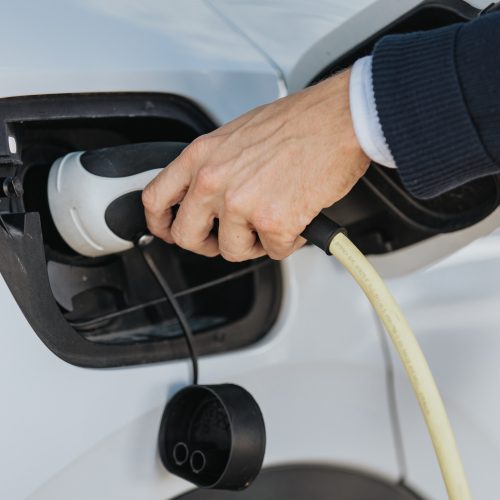 Hand som håller ett laddhandtag