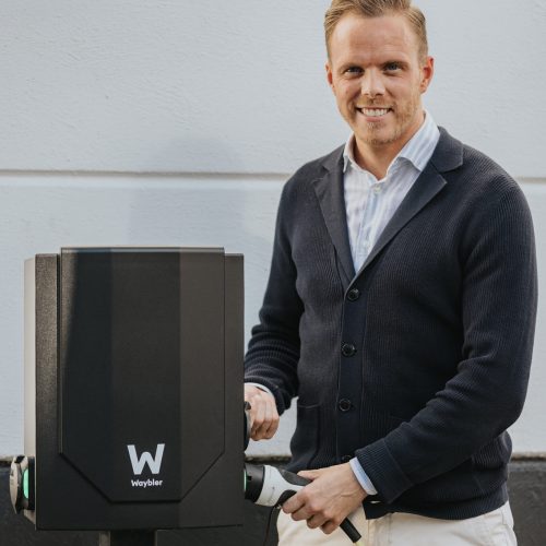 Joakim Hägg på Catena bredvid en laddare från Waybler