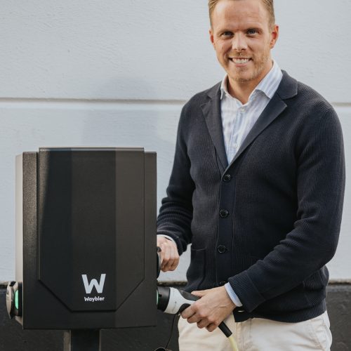 Joakim Hägg på Catena bredvid en laddare från Waybler